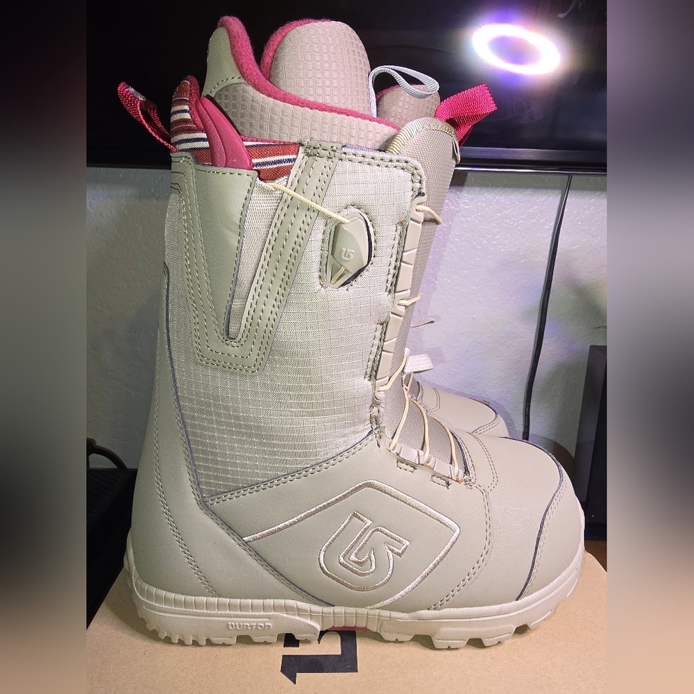 Burton Snowboard Boots in Beige and Pink